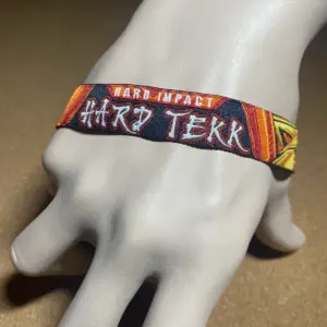 hard-tekk-stoffband-1